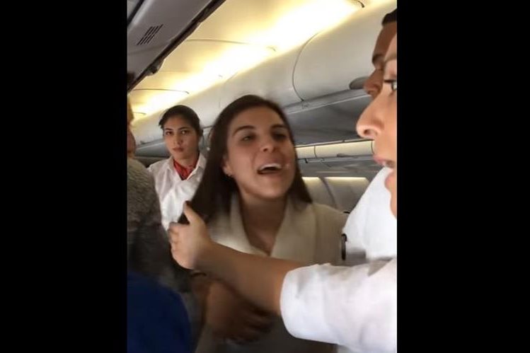 La mujer colombiana, en estado de ebriedad, protagonizó un escándalo en vuelo rumbo a Nueva York. (Foto Prensa Libre: YouTube)
