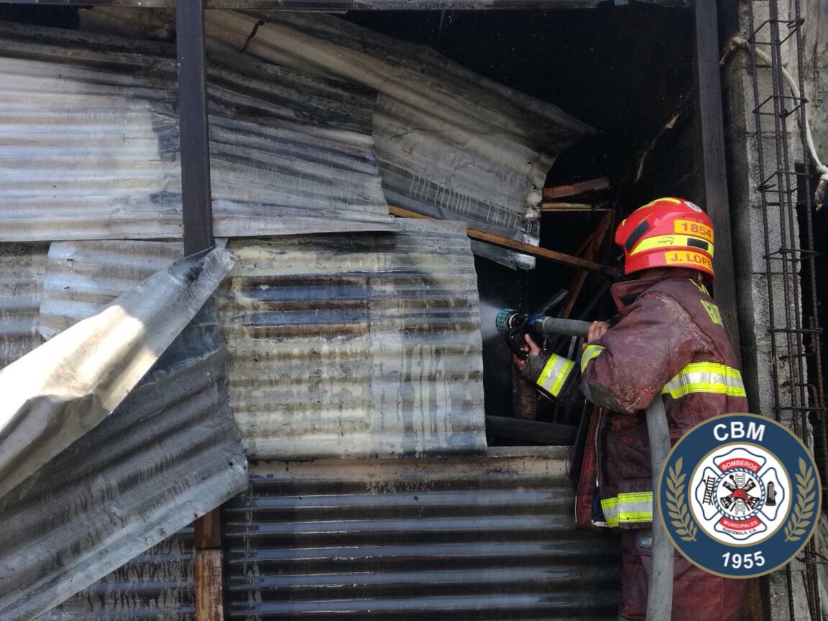 Sofocan incendio en vivienda de Mixco