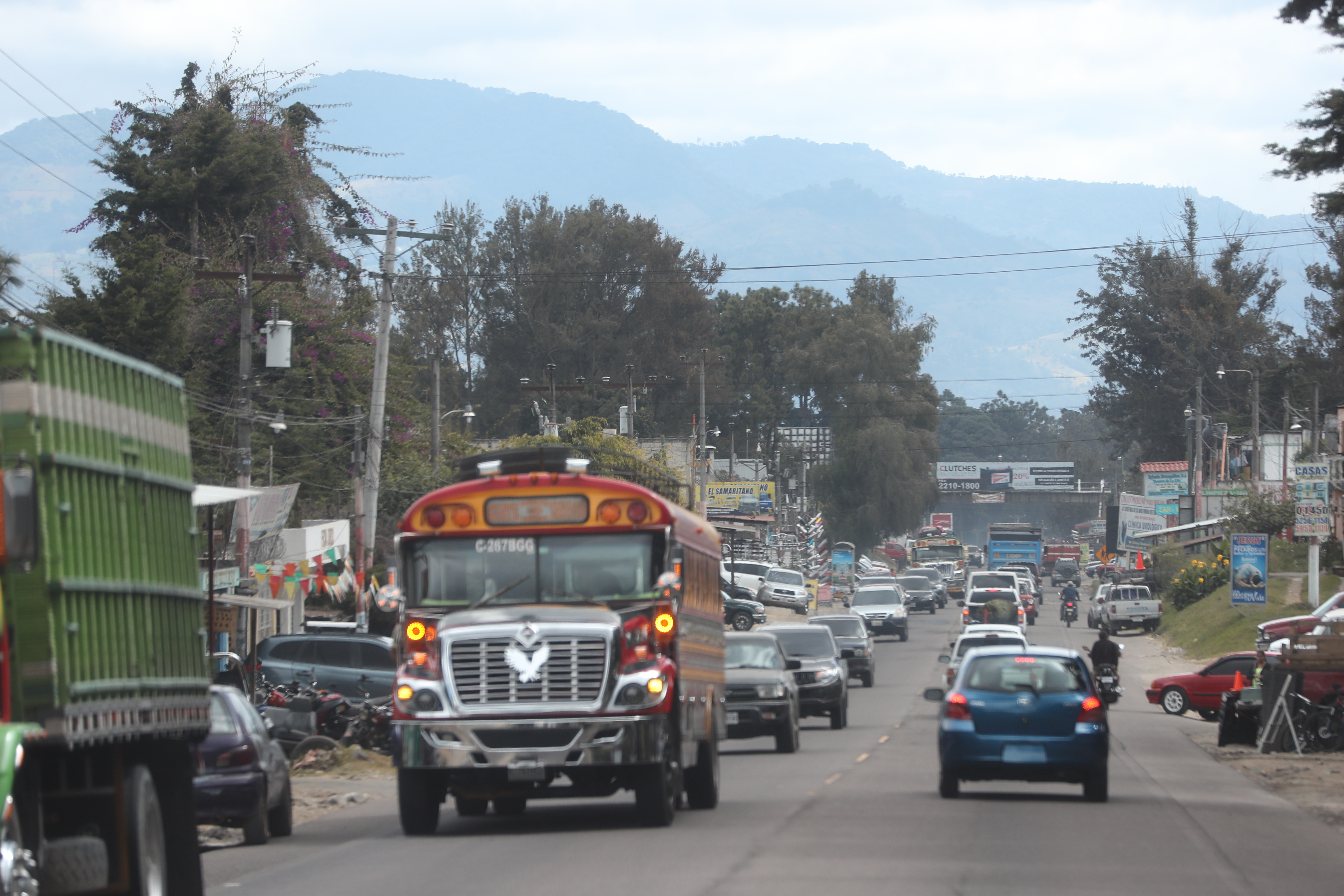 El paso por la cabecera de Chimaltenango es complicado, debido a la fuerte carga vehicular. (Foto Prensa Libre: César Pérez)