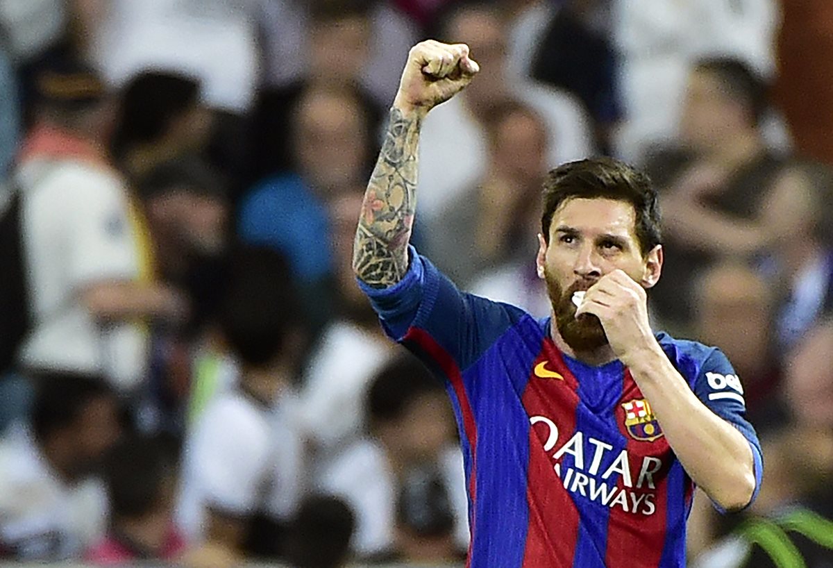 Leo Messi festeja luego de anotar frente al Real Madrid. (Foto Prensa Libre: AFP)