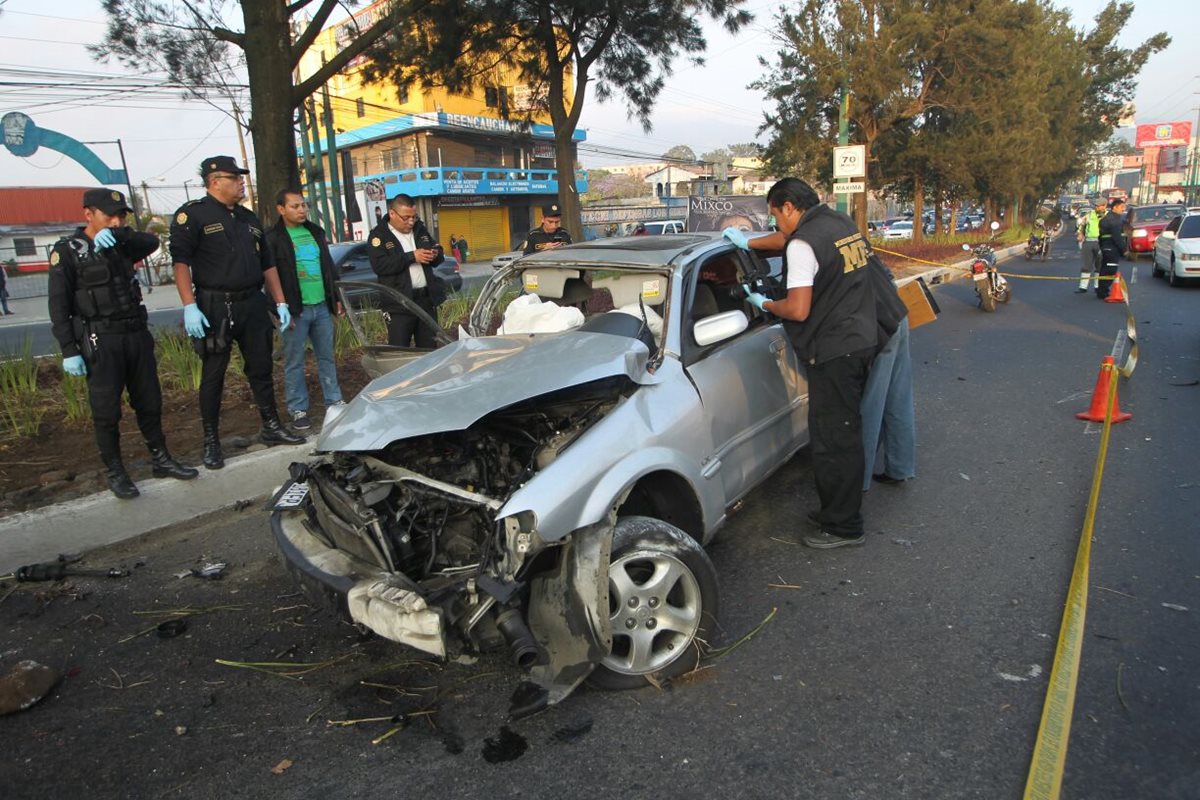 Vehículo accidentado en la zona 3 de Mixco, donde una persona murió. (Foto Prensa Libre: Érick Ávila)