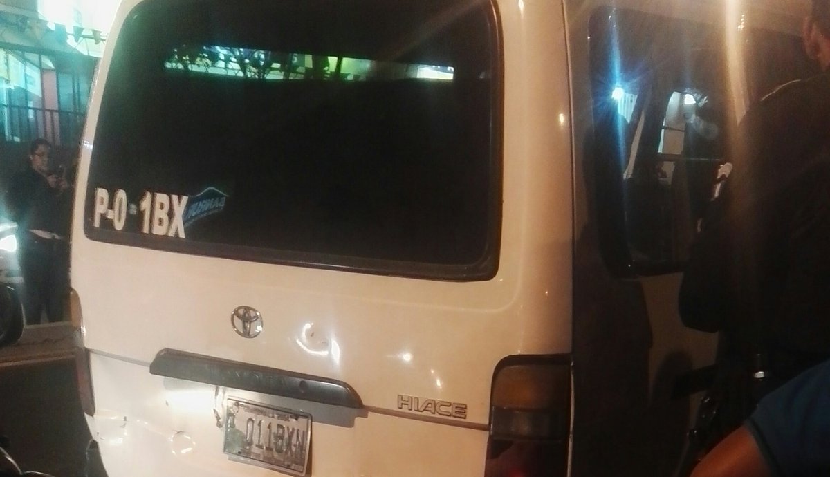 Microbús atacado a balazos en el bulevar San Rafael, zona 18. Foto Prensa Libre: Jerson Ramos.