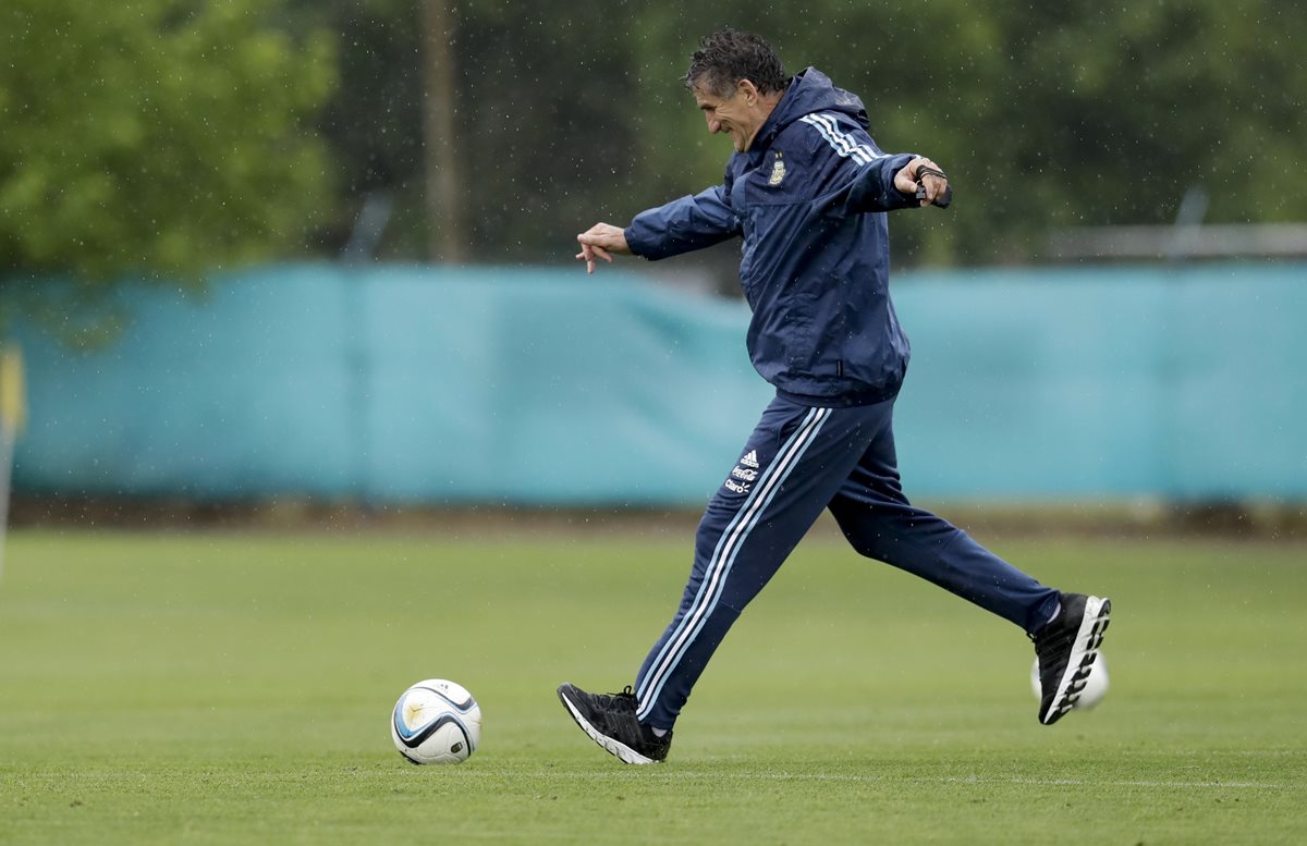 El entrenador de la selección argentina de fútbol, Edgardo Bauza, se mantiene en su puesto. (Foto Prensa Libre: AFP)