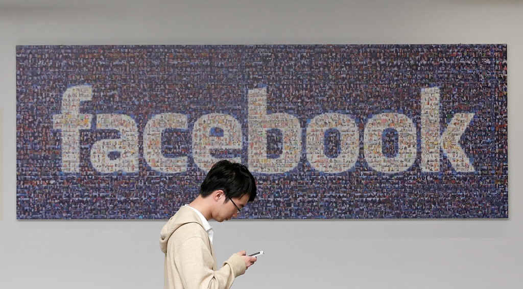 Facebook luchará contra noticias falsas evitando que sus creadores lucren. (Foto Prensa Libre: AP)