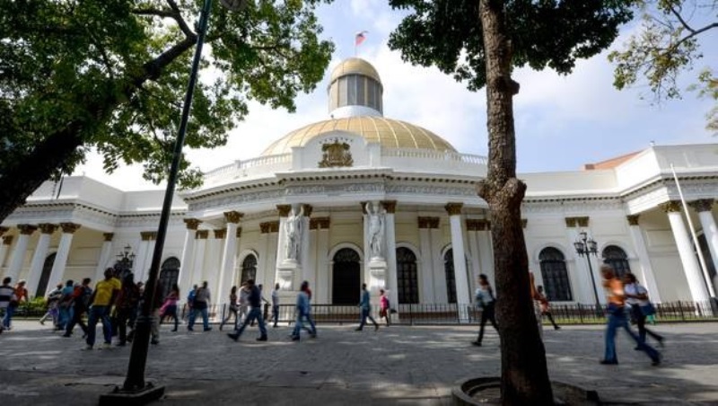 El máximo tribunal venezolano revisará dos sentencias con las cuales se adjudicó las facultades del Parlamento y retiró la inmunidad a sus diputados. (Foto Prensa Libre: AFP)
