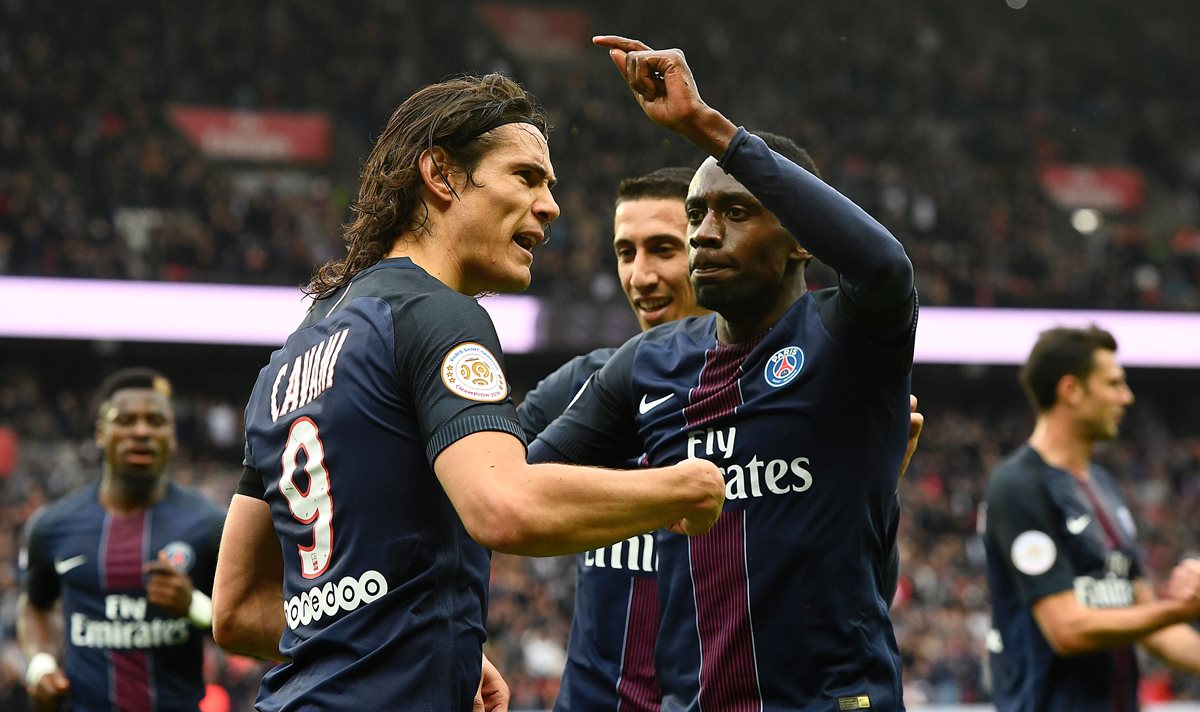Cavani colaboró con en el triunfo del PSG este sábado en el Parque de los Príncipes. (Foto Prensa Libre: AFP)