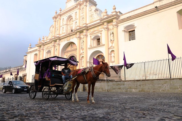Paseos en carruajes rememoran el transporte en tiempos de la colonia en Antigua Guatemala, Sacatepéquez. (Foto Prensa Libre: Renato Melgar)