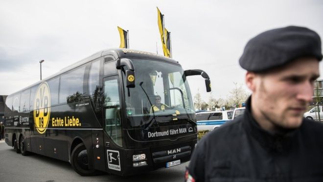Los jugadores llegaron al estadio Signal Iduna Park, en donde se realizaría el juego, en medio de una fuerte presencia policial. (Getty)