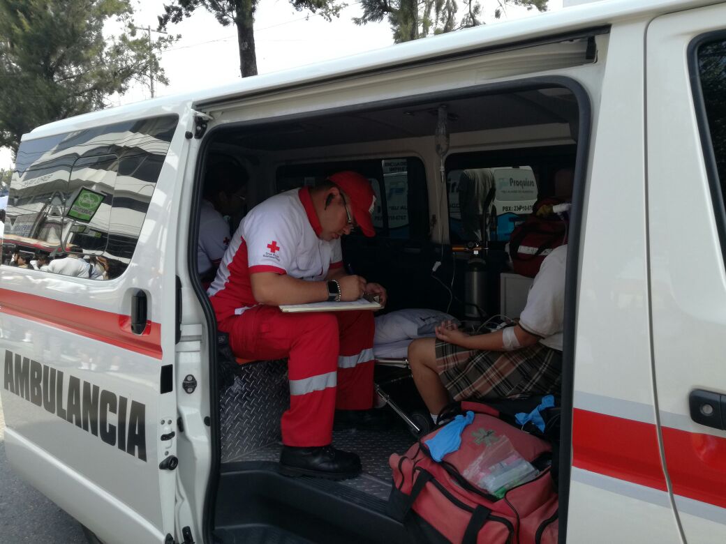 Socorristas de la Cruz Roja Guatemalteca acuden a la Calzada San Juan y 33 calle, donde fueron arrollados varios estudiantes. (Foto Prensa Libre: Cruz Roja Guatemalteca)