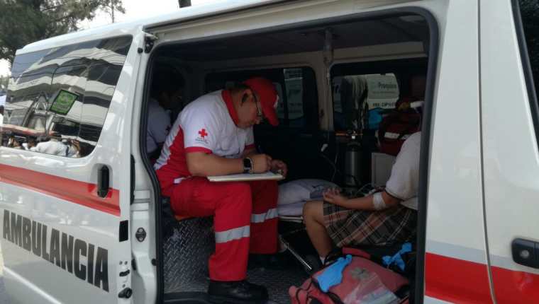 Socorristas de la Cruz Roja Guatemalteca acuden a la Calzada San Juan y 33 calle, donde fueron arrollados varios estudiantes. (Foto Prensa Libre: Cruz Roja Guatemalteca)