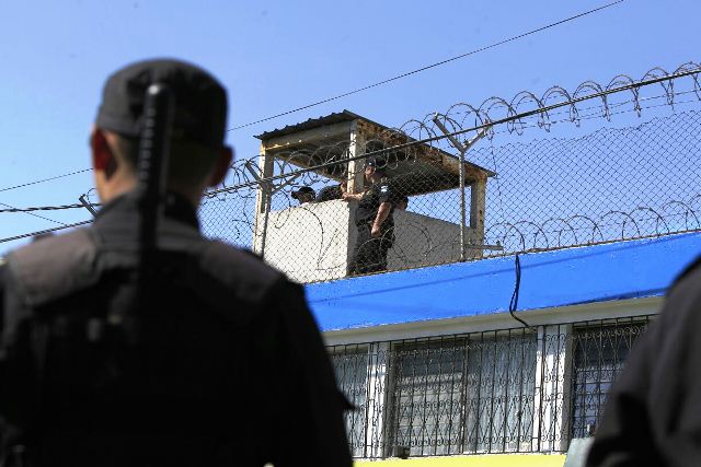 La Policía Nacional Civil rodea las instalaciones de la correccional Gaviotas ante cualquier eventualidad. (Foto Prensa Libre: Carlos Hernández)