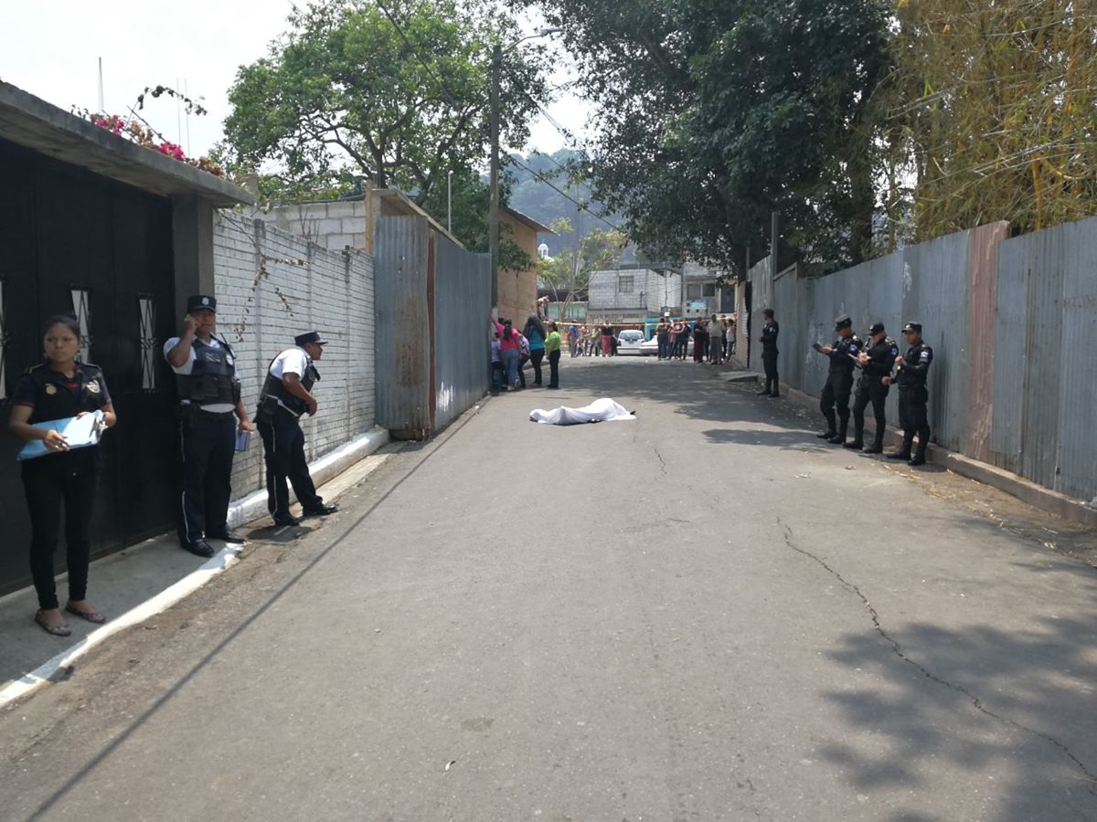 Agentes de la PNC resguardan el cadáver de Alfredo Rolando Pérez Ventura, 35 años, quien fue ultimado en Santa Catarina Pinula. (Foto Prensa Libre: Estuardo Paredes)