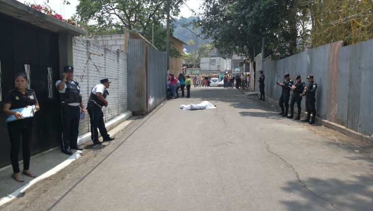 Agentes de la PNC resguardan el cadáver de Alfredo Rolando Pérez Ventura, 35 años, quien fue ultimado en Santa Catarina Pinula. (Foto Prensa Libre: Estuardo Paredes)
