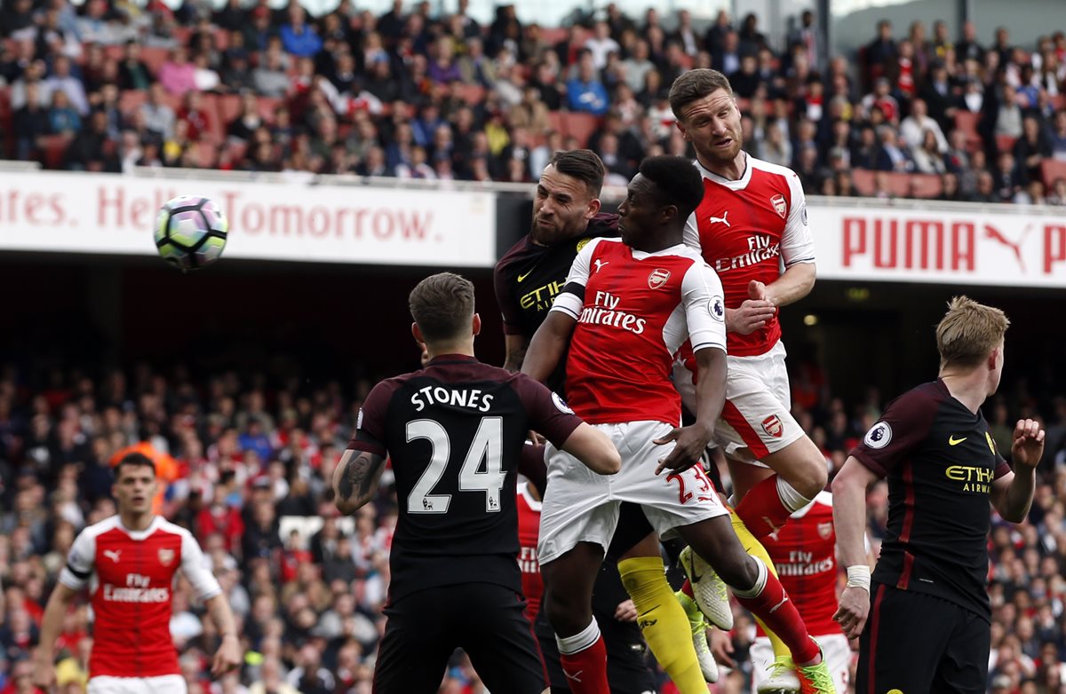 Los jugadores del Arsenal y Manchester City, en acción durante el partido de hoy. (Foto Prensa Libre: AP)