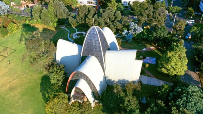 El más emblemático edificio religioso moderno de arcos parabólicos de Bogotá es la capilla de los Santos Apóstoles, del colegio Gimnasio Moderno, obra del arquitecto Juvenal Moya. CARLOS HOYOS