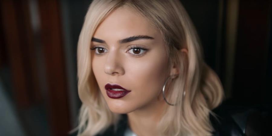 Kendall Jenner durante el anuncio que despertó polémica en las redes sociales (Foto Prensa Libre: YouTube).