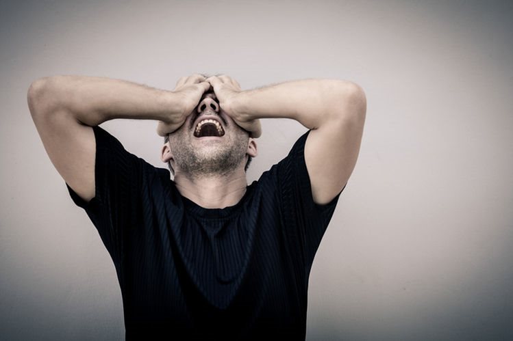 La impotencia de manejar emociones como frustración y enojo provoca incidentes lamentables al querer desquitarse con alguien.