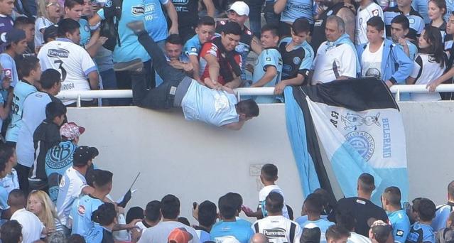 Muere el hincha de Belgrano arrojado desde las gradas en partido en Argentina
