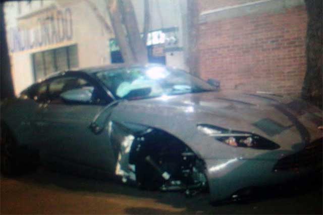 El vehículo deportivo quedó dañado en un viaducto, Benito Juárez, México. (Foto Prensa Libre: Excelsior)