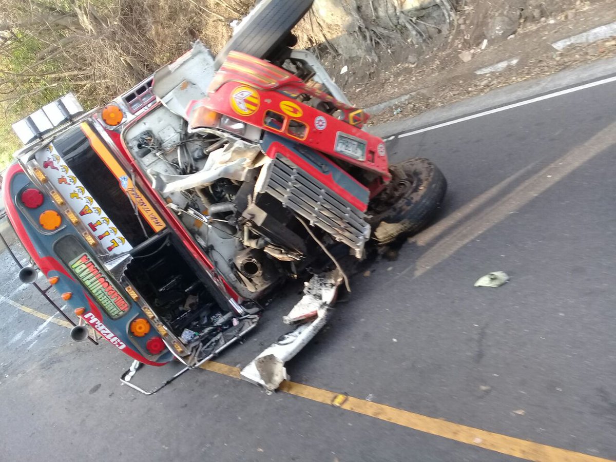 Varios heridos deja vuelco de bus en ruta a El Salvador
