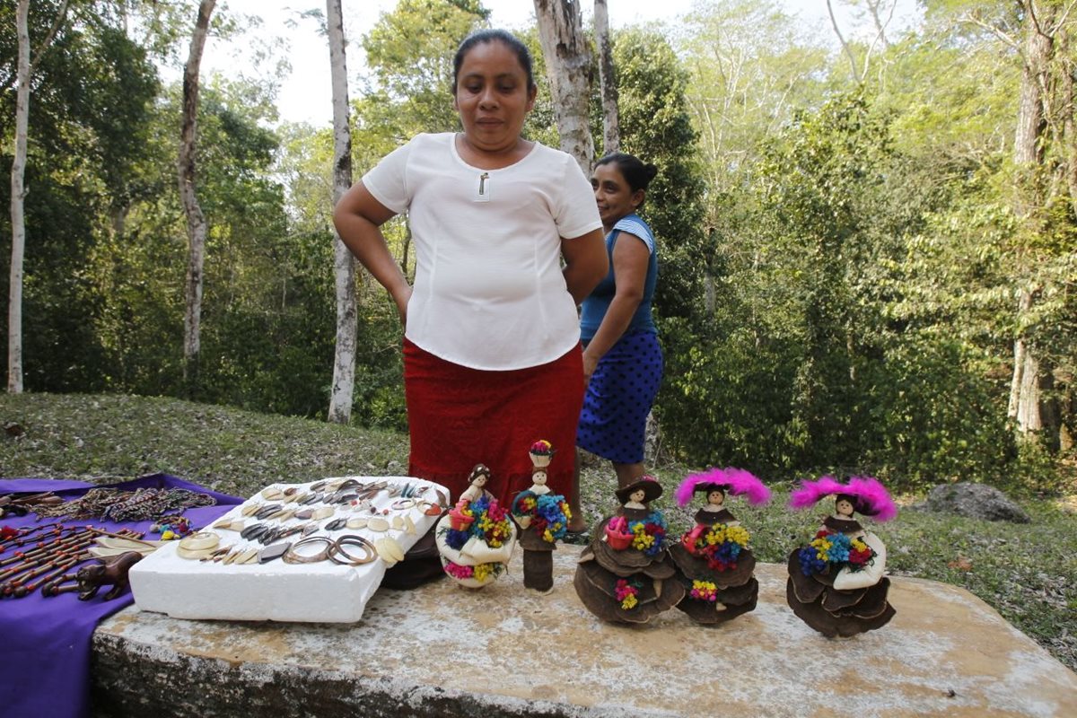 La artesana Vilsa Gualip muestra algunas de las muñecas de tuza que vende en Uaxactún, San Andrés, Petén. (Foto Prensa Libre: Paulo Raquec)