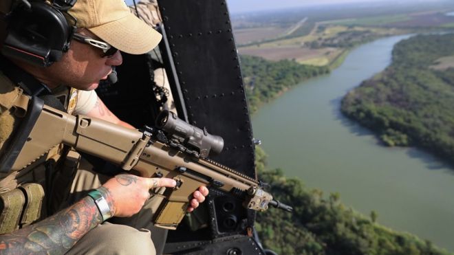 Un agente de Aduanas y Protección Fronteriza de Estados Unidos patrulla el Río Grande a la altura de Texas. GETTY IMAGES
