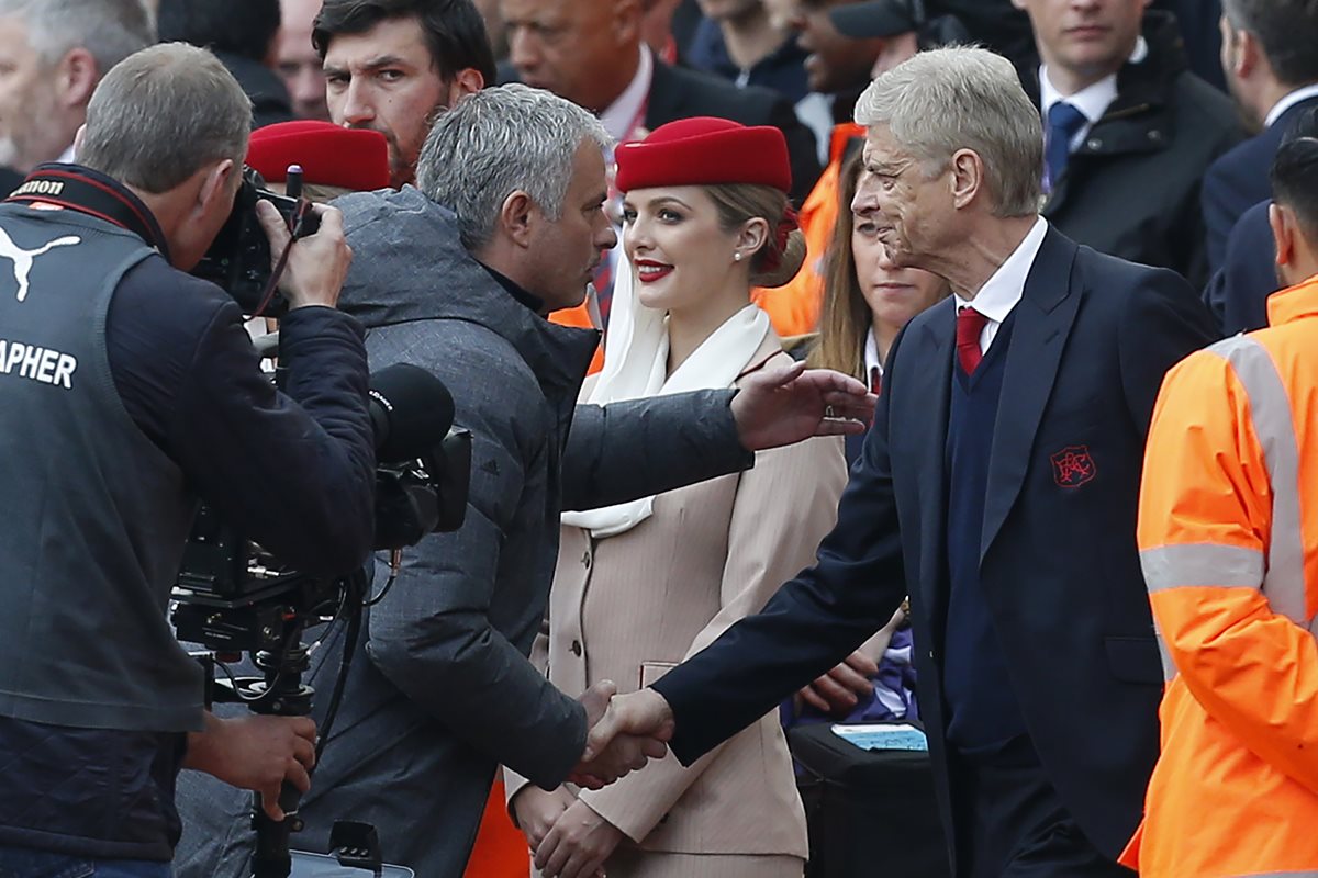 Wenger y Mourinho se saludan durante el partido que ganó el Arsenal al Mánchester United. (Foto Prensa Libre: AFP).