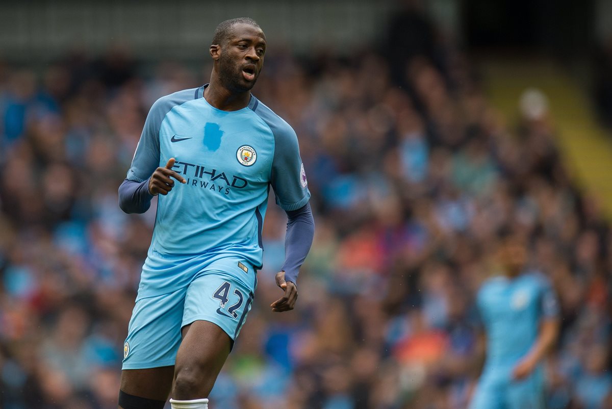 Dimitri Seluk, agente del centrocampista marfileño Yaya Touré, ha declarado este lunes que para su representado “sería difícil no renovar con el Manchester City”. (Foto Prensa Libre: AFP)