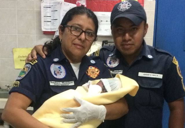 Bomberos trasladaron a la bebé a la maternidad del Hospital Nacional La Montañita de Malacatàn, San Marcos. (Prensa Libre: Whitmer Barrera)