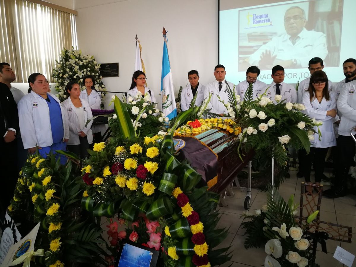 Honores al doctor asesinado Carlos Mejía en el Hospital Roosevelt. (Foto Prensa Libre: Érick Ávila)