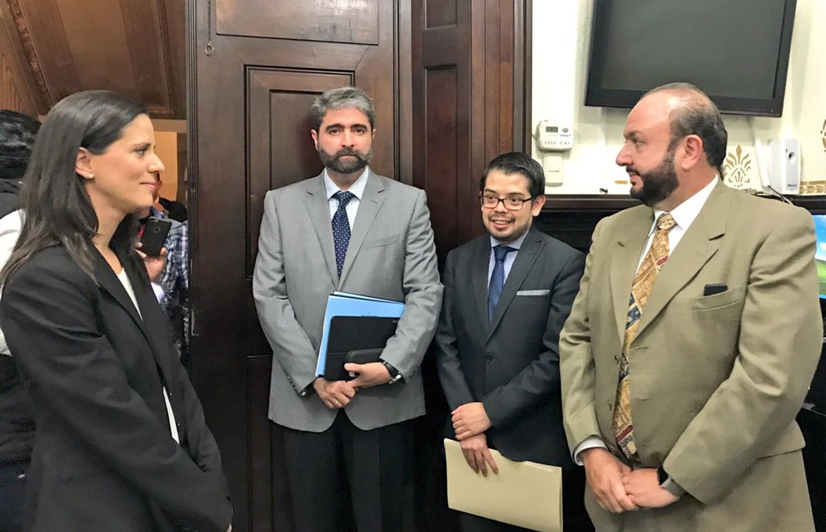 Representantes del Cacif llegaron al Congreso para dejar aportes para la aprobación de la ley de Aguas. (Foto Prensa Libre: José Castro)