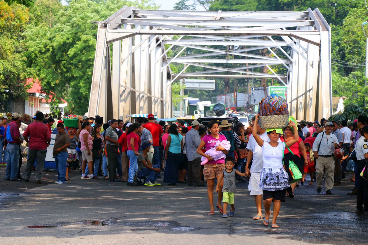 Manifestación en el kilómetro 178 de la ruta al suroccidente. (Foto Prensa Libre: Rolando Miranda).