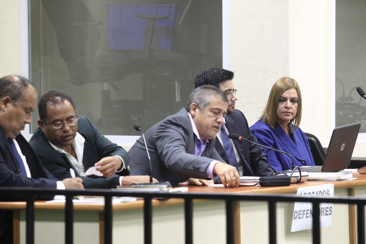 Los sindicados Santos Torres, Carlos Rodas y Anahy Keller junto a sus abogados durante una audiencia. (Foto Prensa Libre: Hemeroteca PL)