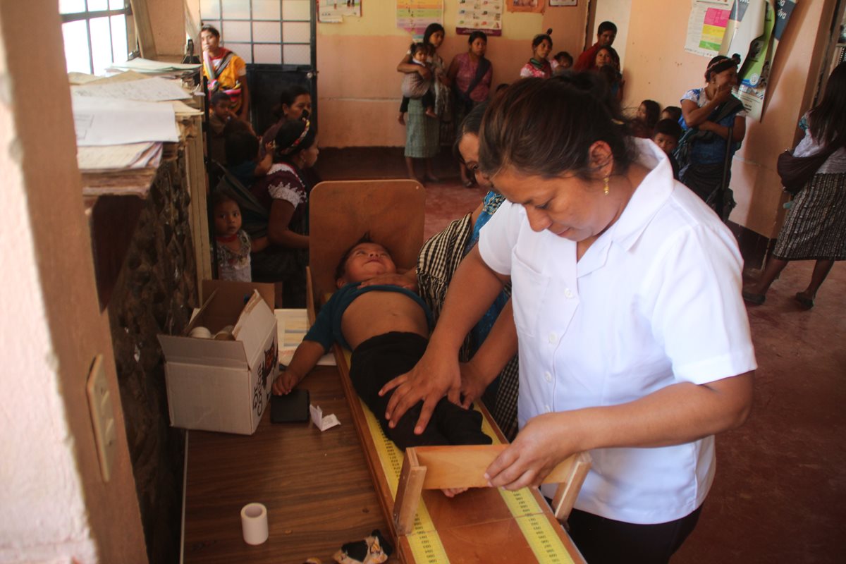 Una mujer mide a un niño en el hospital de Huehuetenango. (Foto Prensa Libre: Mike Castillo)