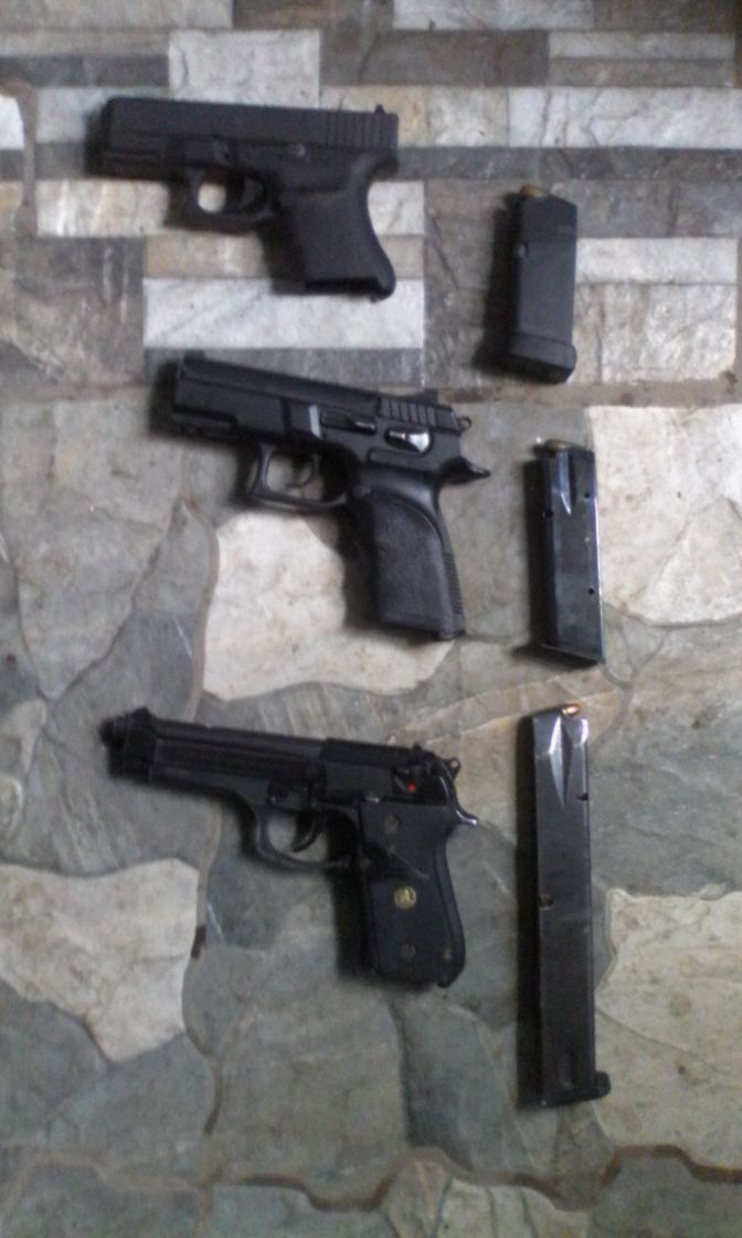 Incautan armas durante allanamiento