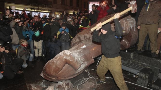 Derriban estatua de Lenin en Kiev. (Foto Prensa Libre: EFE)