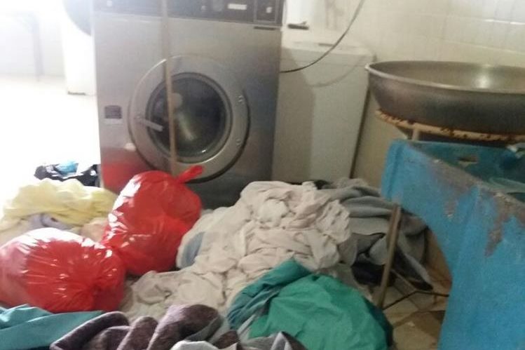 Las encargadas de la lavandería del hospital dejaron la ropa sucia acumulada en el piso para exigir a las autoridades la reparación de la lavadora. (Foto Prensa Libre: Héctor Cordero)