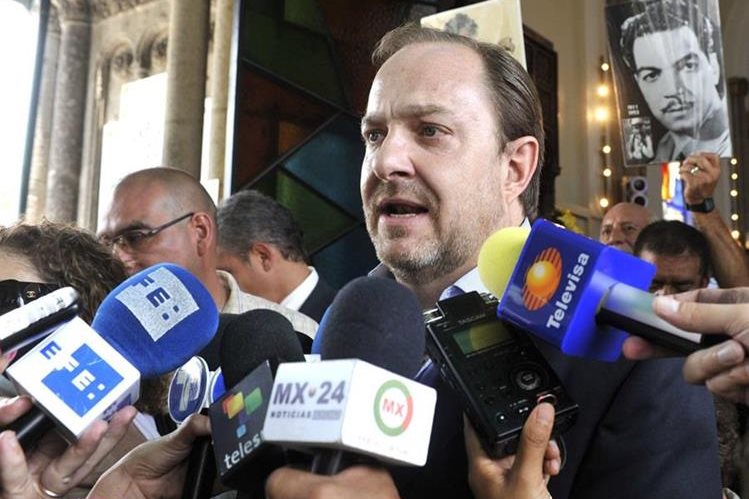 Fotografía de archivo del hijo del actor cómico Mario Moreno "Cantinflas", Mario Ivanova, hablando con medios en el homenaje del natalicio de su padre en el panteón español de Ciudad de México (Foto Prensa Libre: EFE).