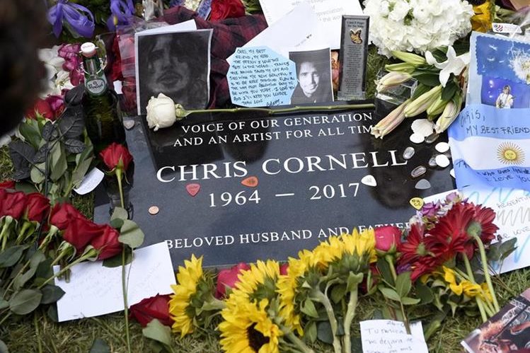 Tumba del cantante Chris Cornell, en el Cementerio de Hollywood. (Foto Prensa Libre: AP)