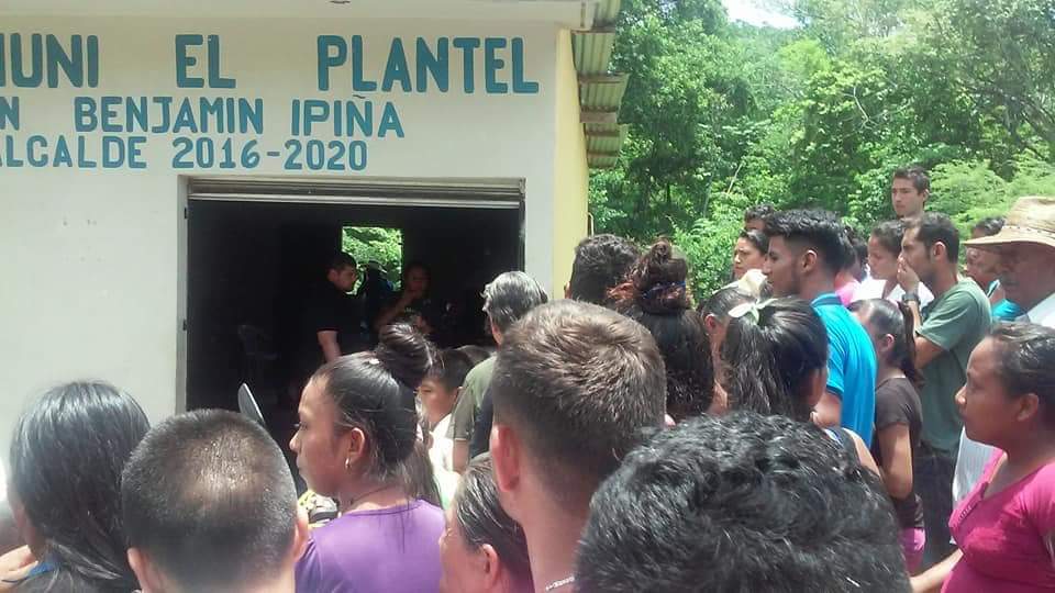 Vecinos se aglomeran frente a la oficina municipal de la comunidad El Plantel, La Libertad, Petén, quien murió baleada en frente a su escritorio. (Foto Prensa Libre: Rigoberto Escobar)