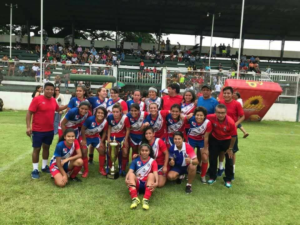 Las jugadoras quetzaltecas se quedaron con el título de campeón de campeones al derrotar una vez más a Unifut Rosal. (Foto Prensa Libre: Raúl Juárez)