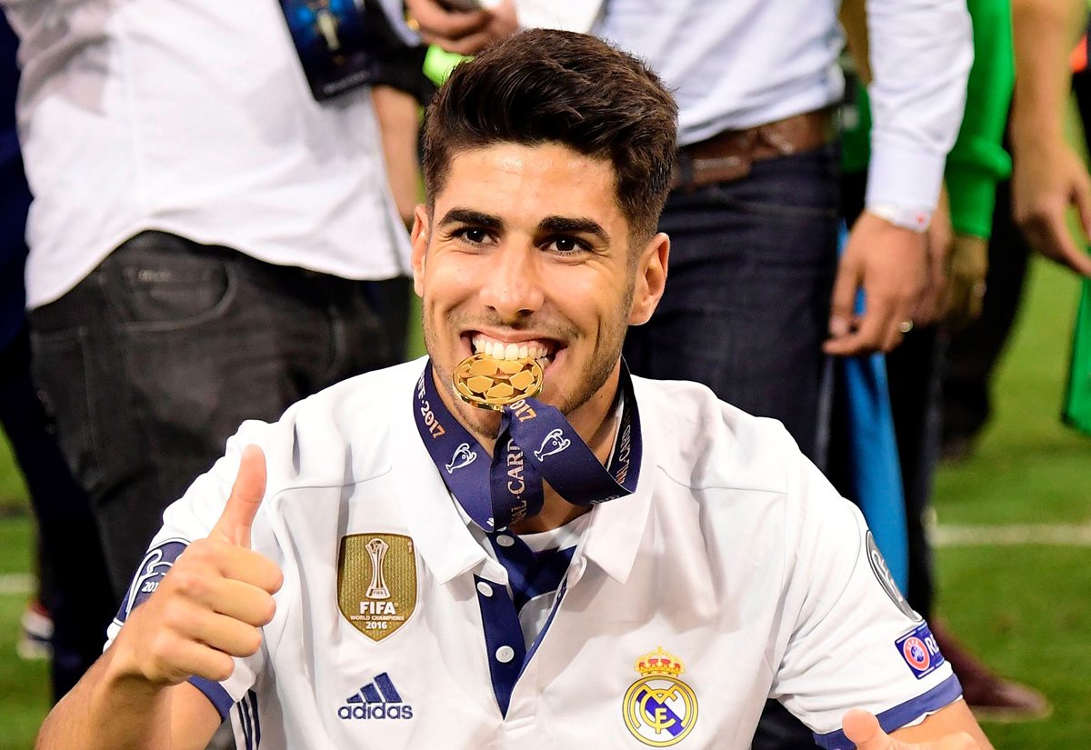 El jugador del Real Madrid, Marco Asensio, le da un espaldarazo a sus compañeros. (Foto Prensa Libre: AFP)