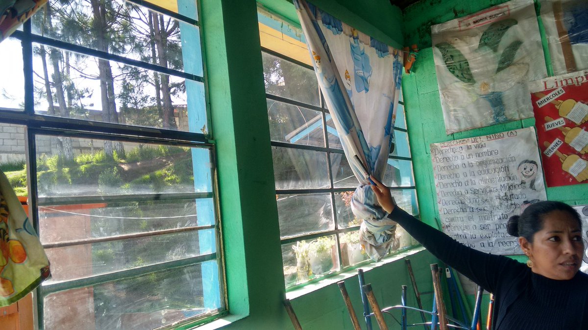 Una maestra señala daños provocados por un sismo ocurrido en el 2012. (Foto Prensa Libre: Hemeroteca PL)