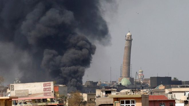 La bandera negra del autodenominado Estado Islámico (EI) ondeó en el minarete durante la batalla para recuperar Mosul. REUTERS