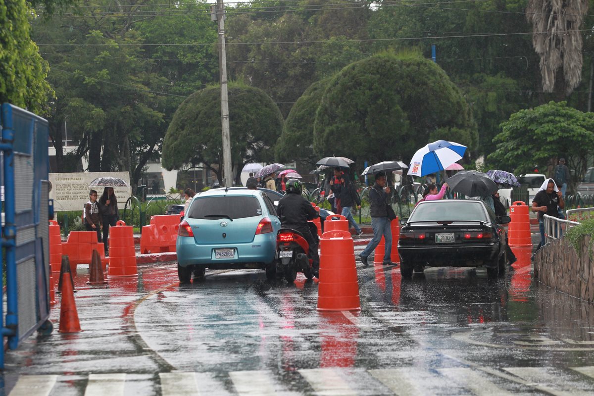 Según la PNC habrá más seguridad en la Usac para evitar el robo de motos.(Foto Prensa Libre: Érick Ávila)