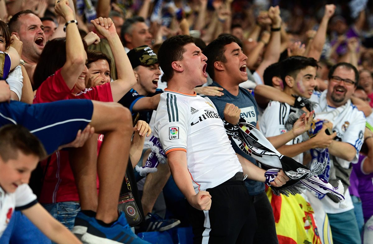 Los seguidores del Real Madrid estallaron de alegría en el estadio Santiago Bernabéu. (Foto Prensa Libre: AFP)