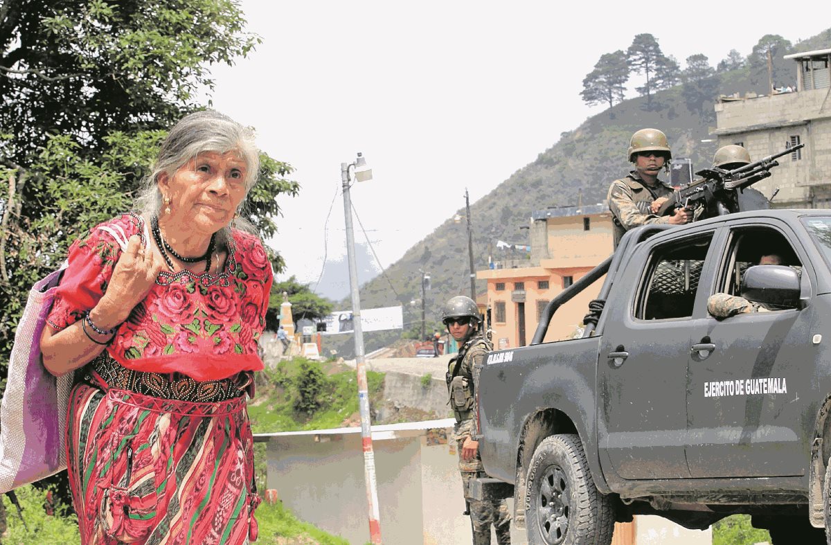 Ejército patrulla Ixchiguán, San Marcos. (Foto Prensa Libre: Estuardo Paredes)