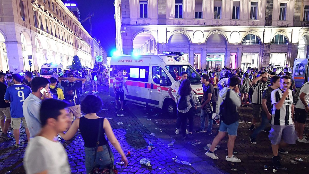 El pánico se apoderó de los aficionados en la plaza de Turín. (Foto Prensa Libre: AP)