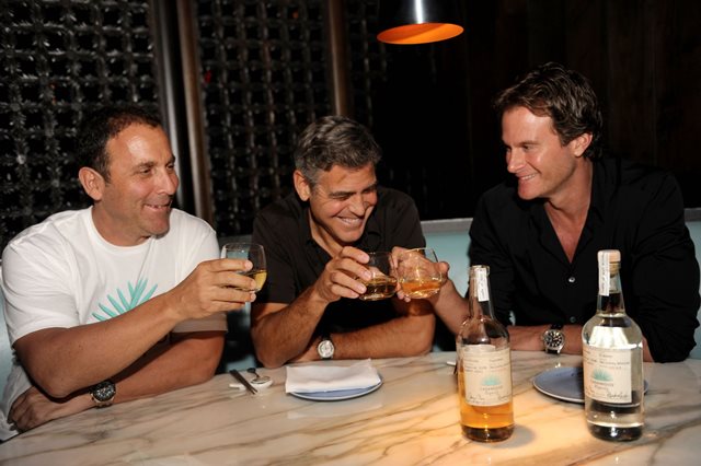 Los tres fundadores de la marca de tequila Casamigos, Mike Meldman, George Clooney, and Rande Gerber (Foto Prensa Libre: businessinsider.com)