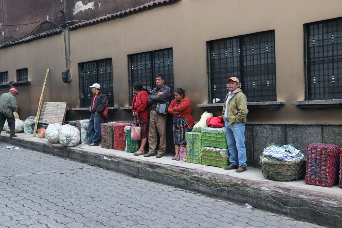 Vecinos de Santa Cruz del Quiché no puede movilizarse a sus puestos de trabajo por falta de buses. (Foto Prensa Libre: Héctor Cordero)